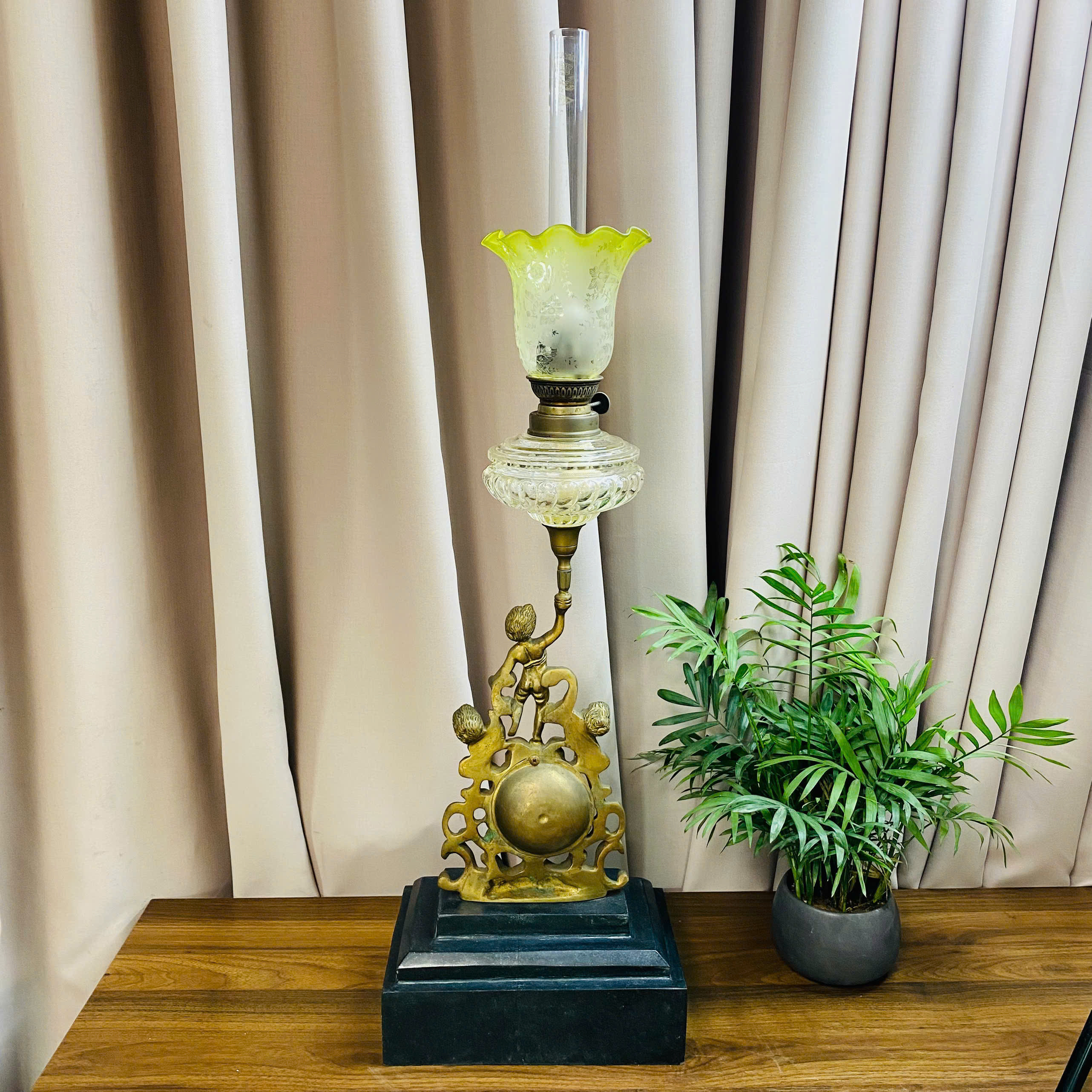 Tượng đèn dầu cu tí Châu Âu độc lạ