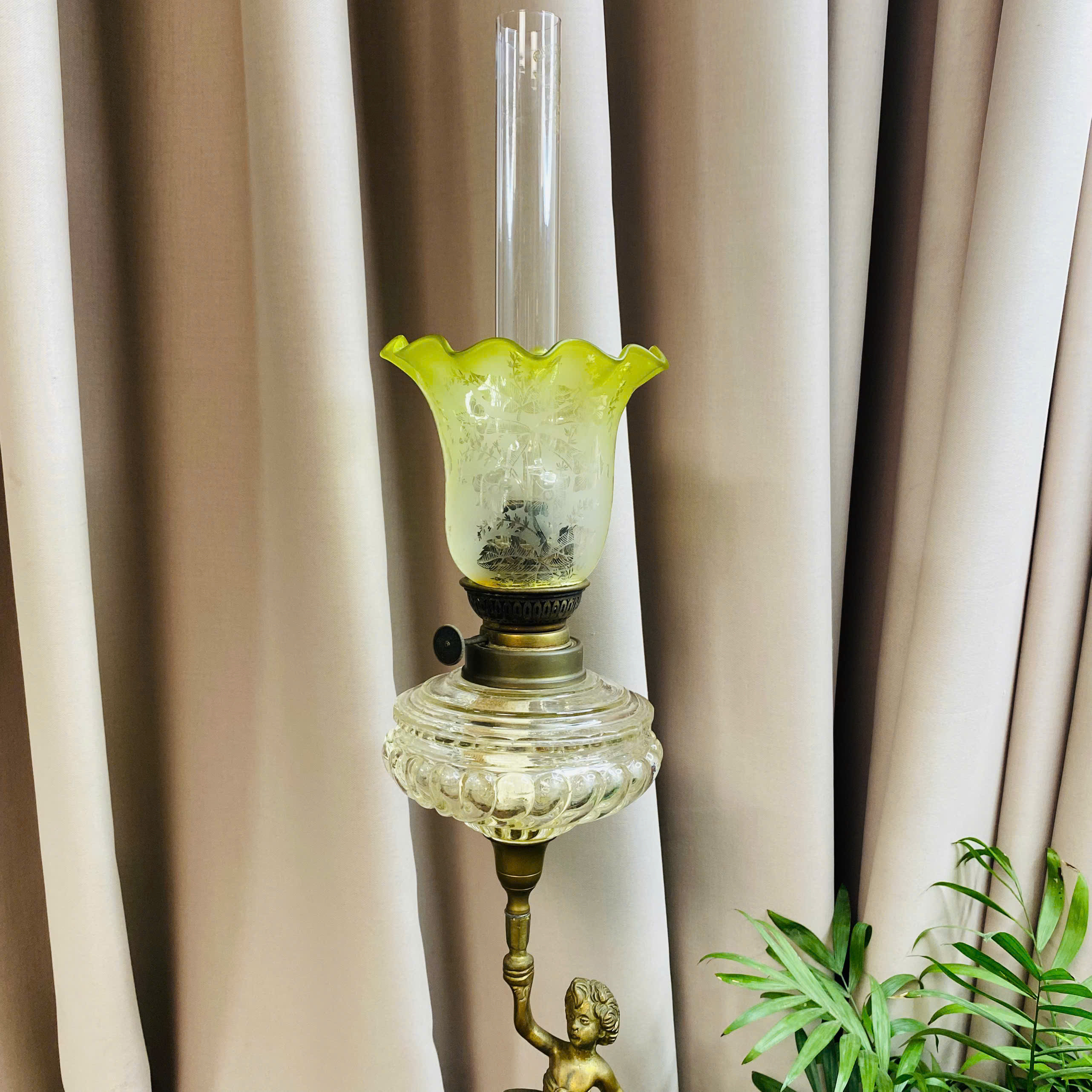 Tượng đèn dầu cu tí Châu Âu độc lạ