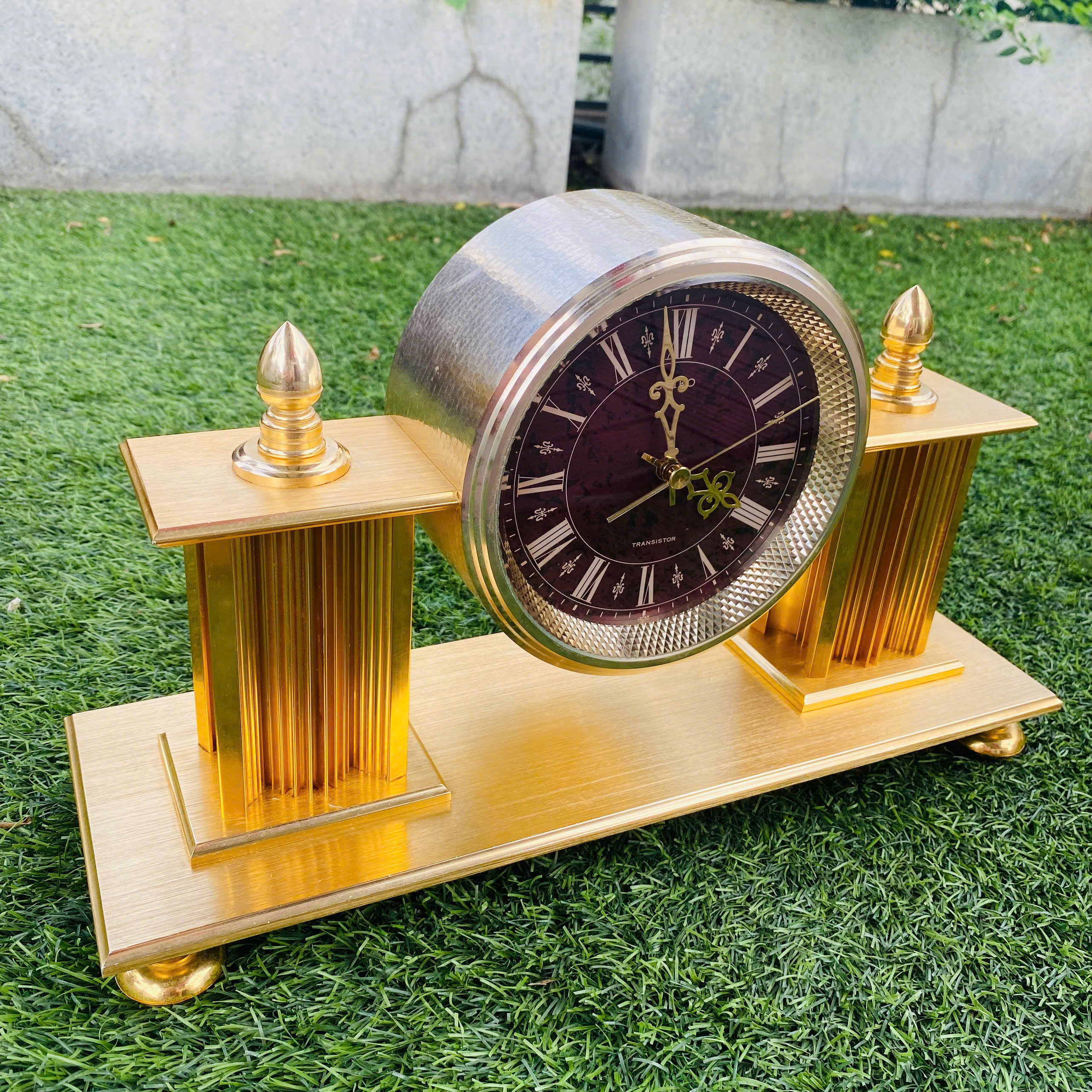 Đồng hồ để bàn Seiko dáng vai bò