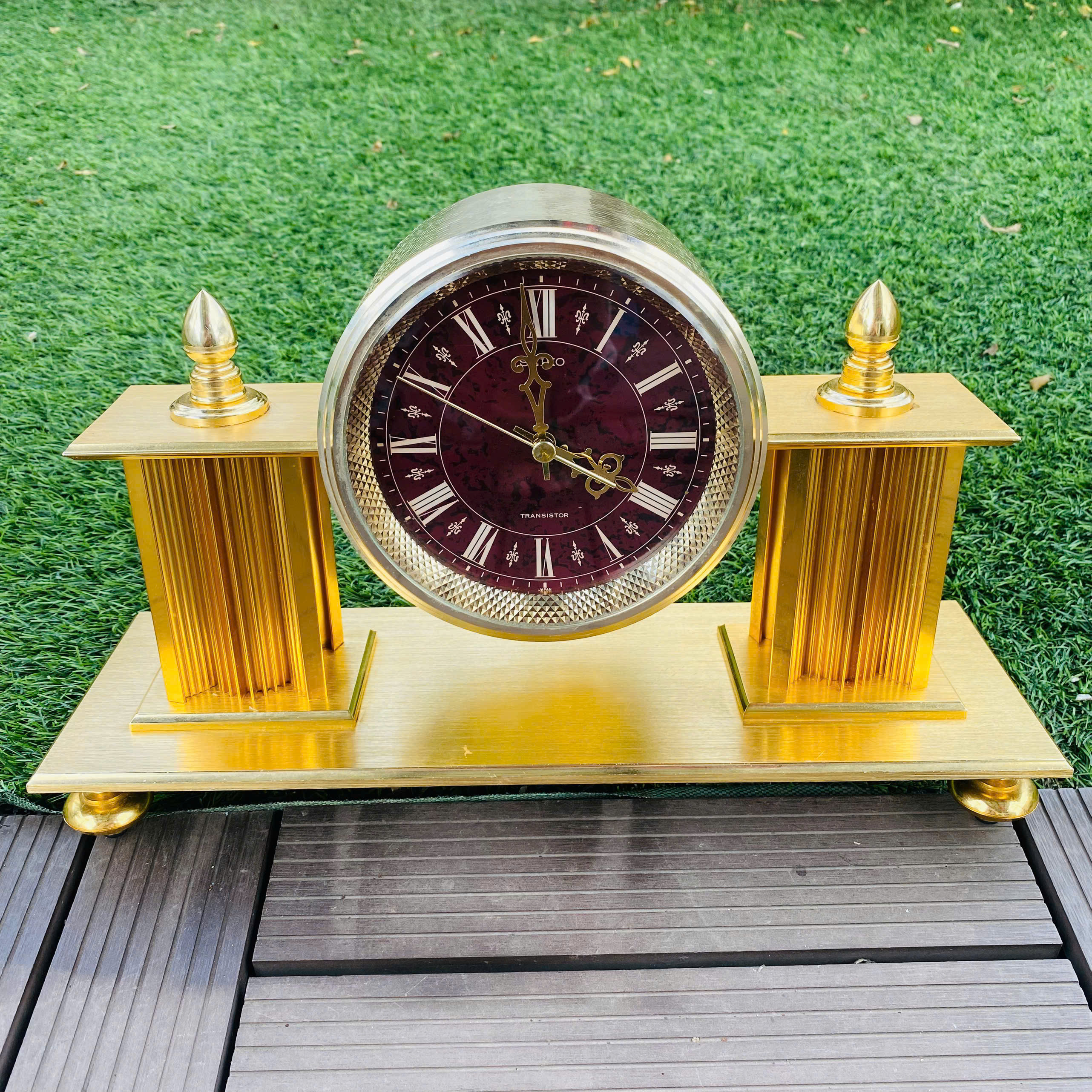 Đồng hồ để bàn Seiko dáng vai bò