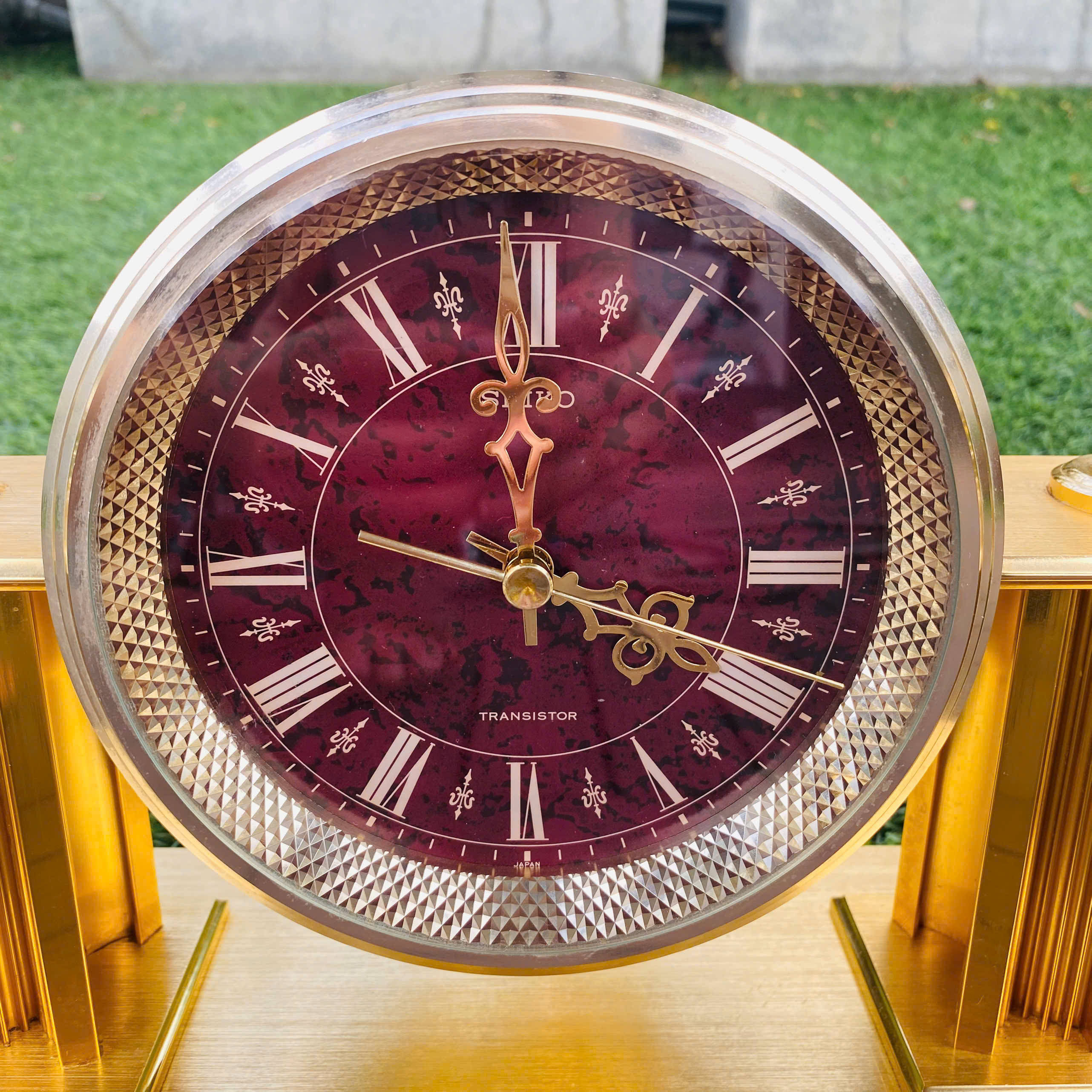 Đồng hồ để bàn Seiko dáng vai bò