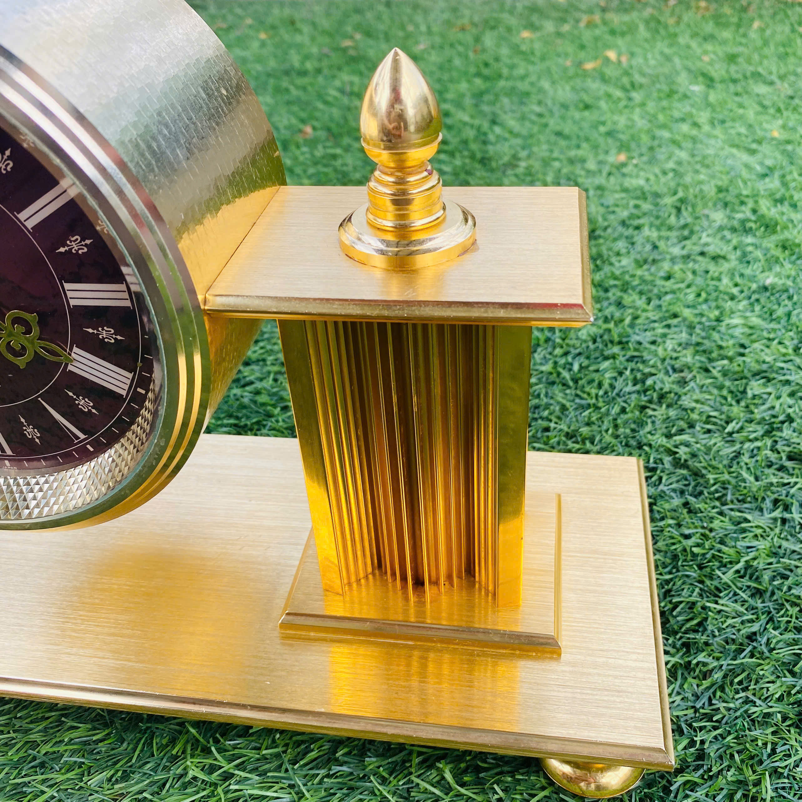 Đồng hồ để bàn Seiko dáng vai bò