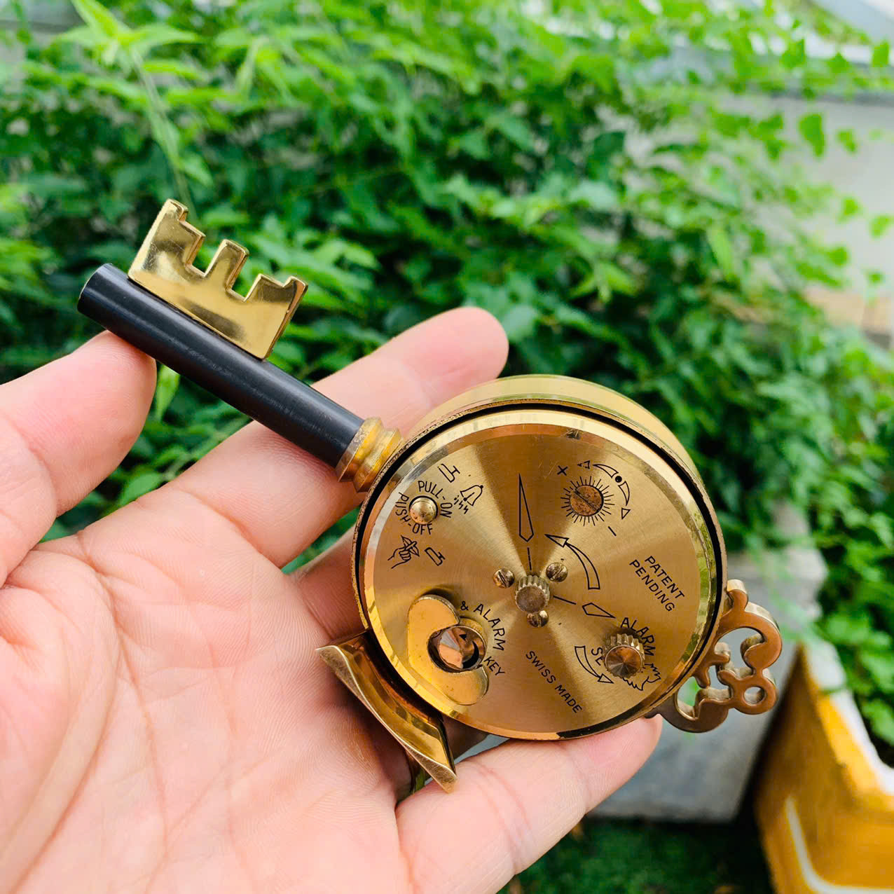 Đồng hồ báo thức Swiza Thụy Sĩ cót tuần