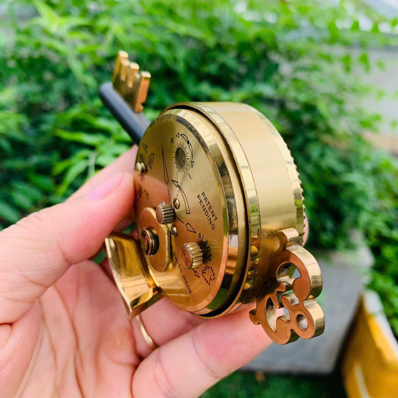 Đồng hồ báo thức Swiza Thụy Sĩ cót tuần