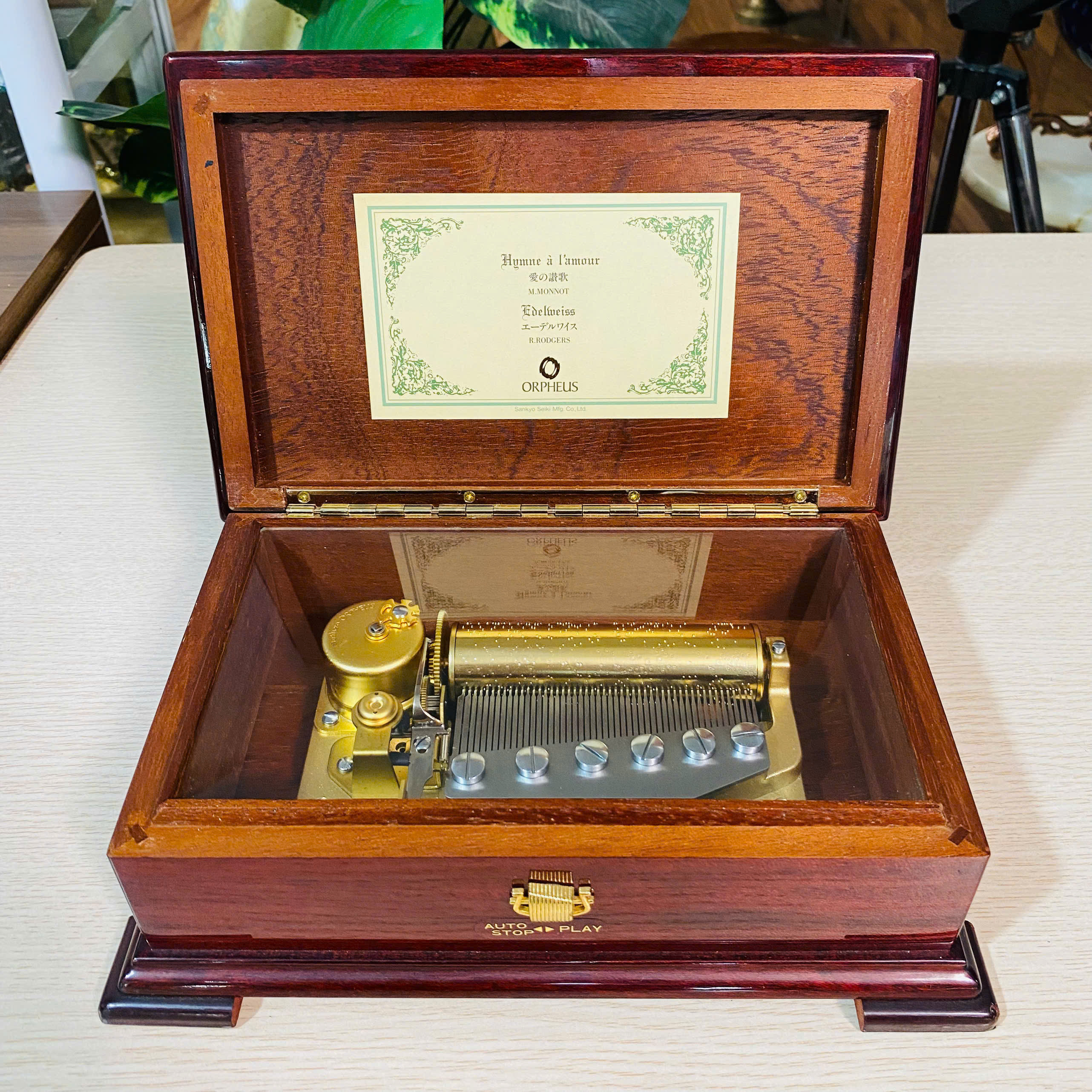 Hộp nhạc Sankyo Orpheus 50 nốt, chơi 2 bản nhạc.