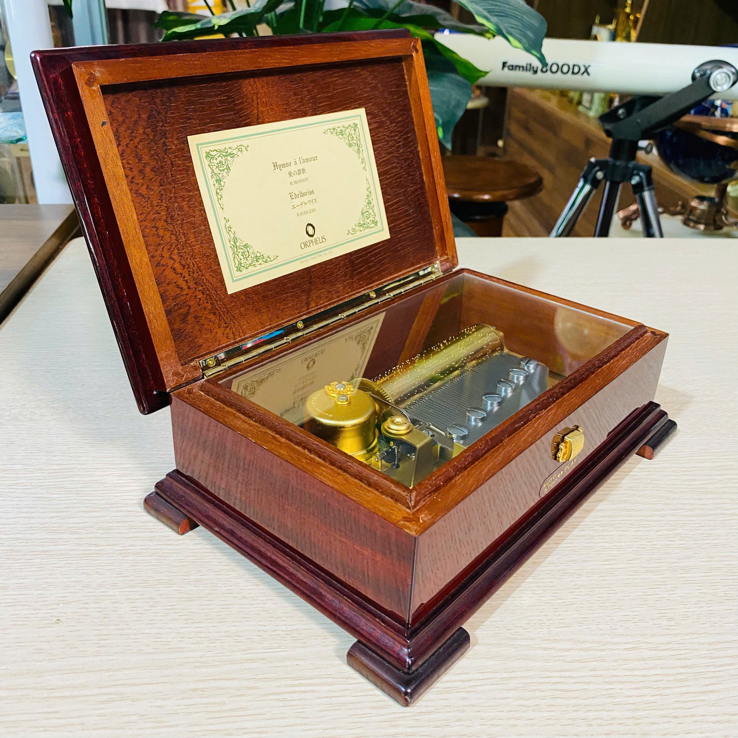 Hộp nhạc Sankyo Orpheus 50 nốt, chơi 2 bản nhạc.