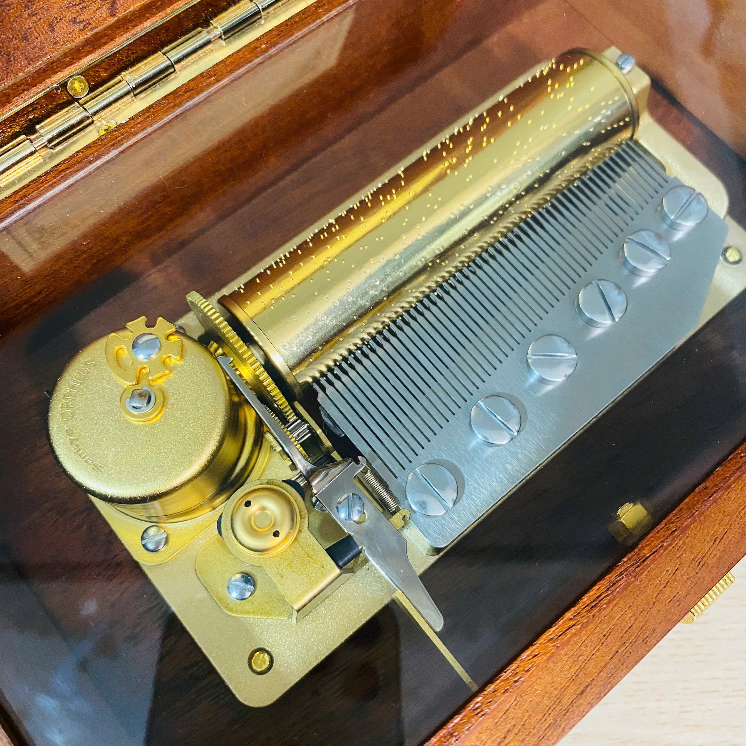 Hộp nhạc Sankyo Orpheus 50 nốt, chơi 2 bản nhạc.