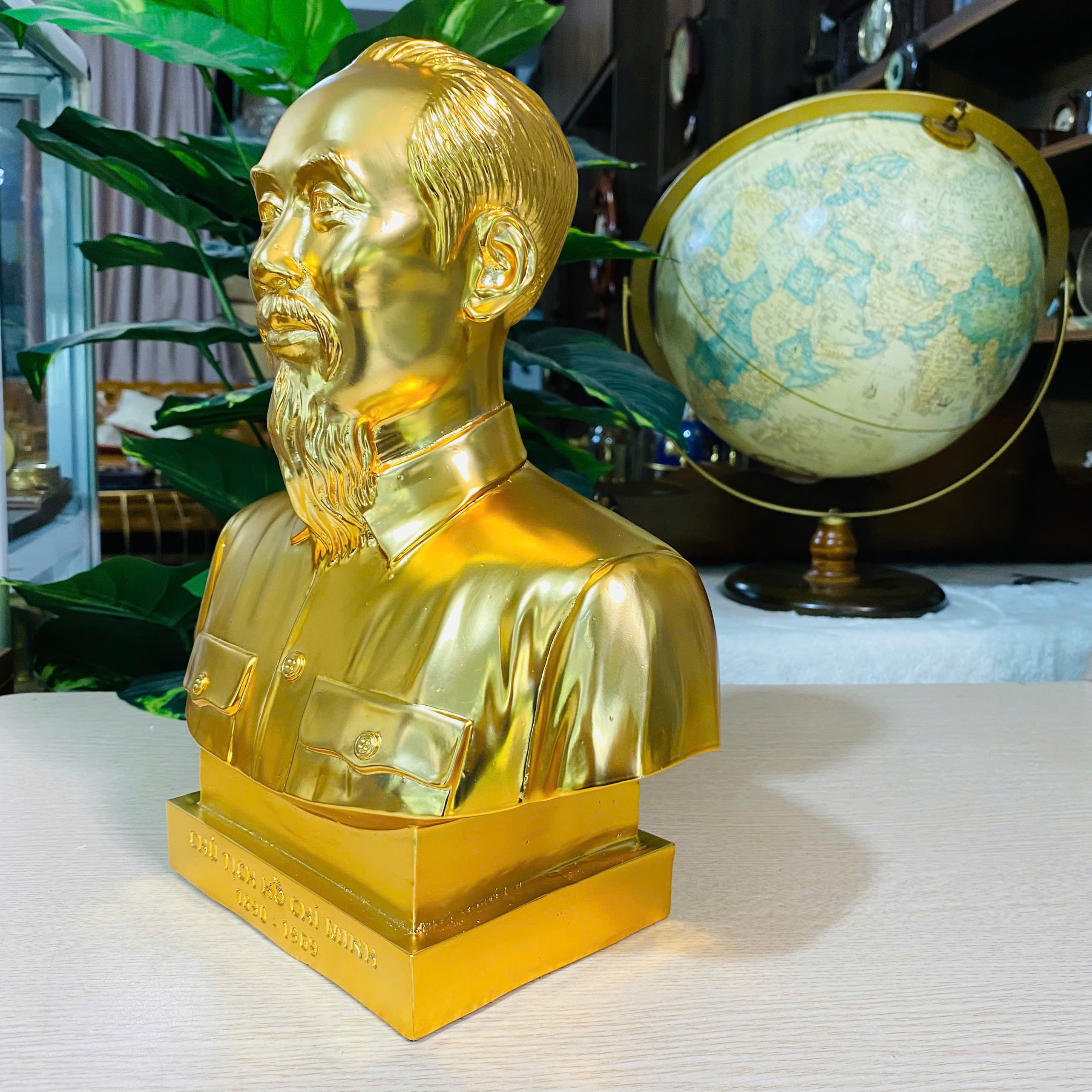 Tượng đồng mạ vàng Chủ tịch Hồ Chí Minh
