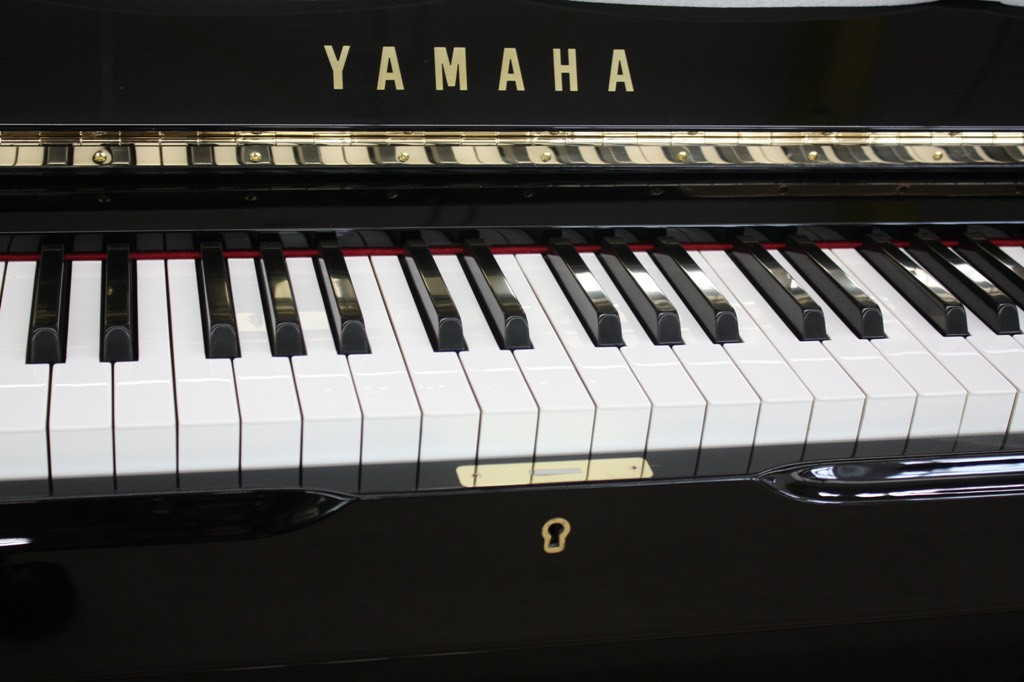 Piano Yamaha UX3