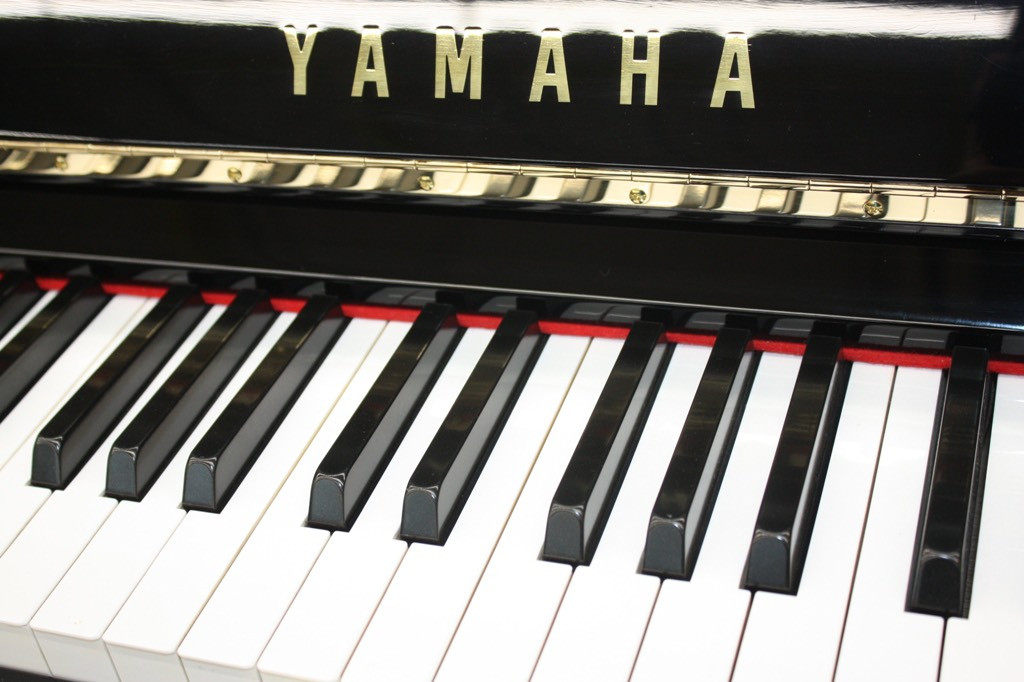 Piano Yamaha UX1