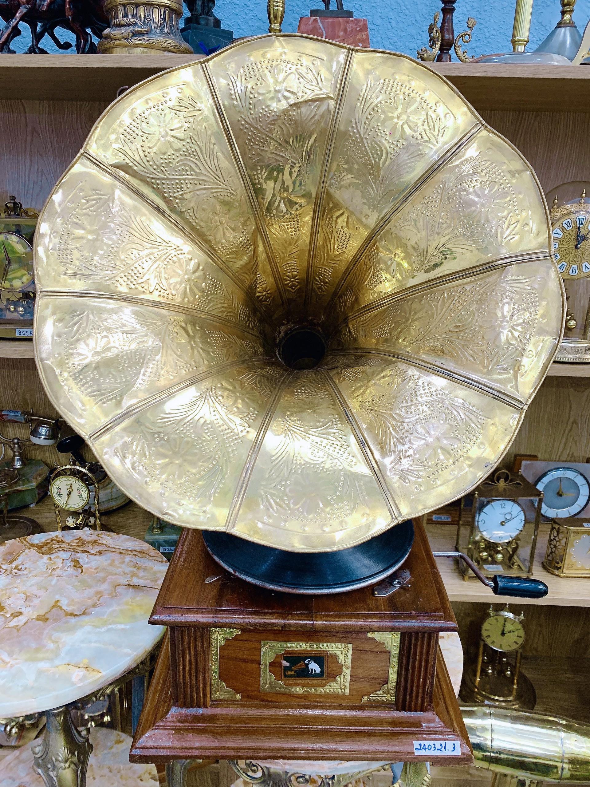 Máy hát Gramophone cổ điển – Chó ngửi kèn