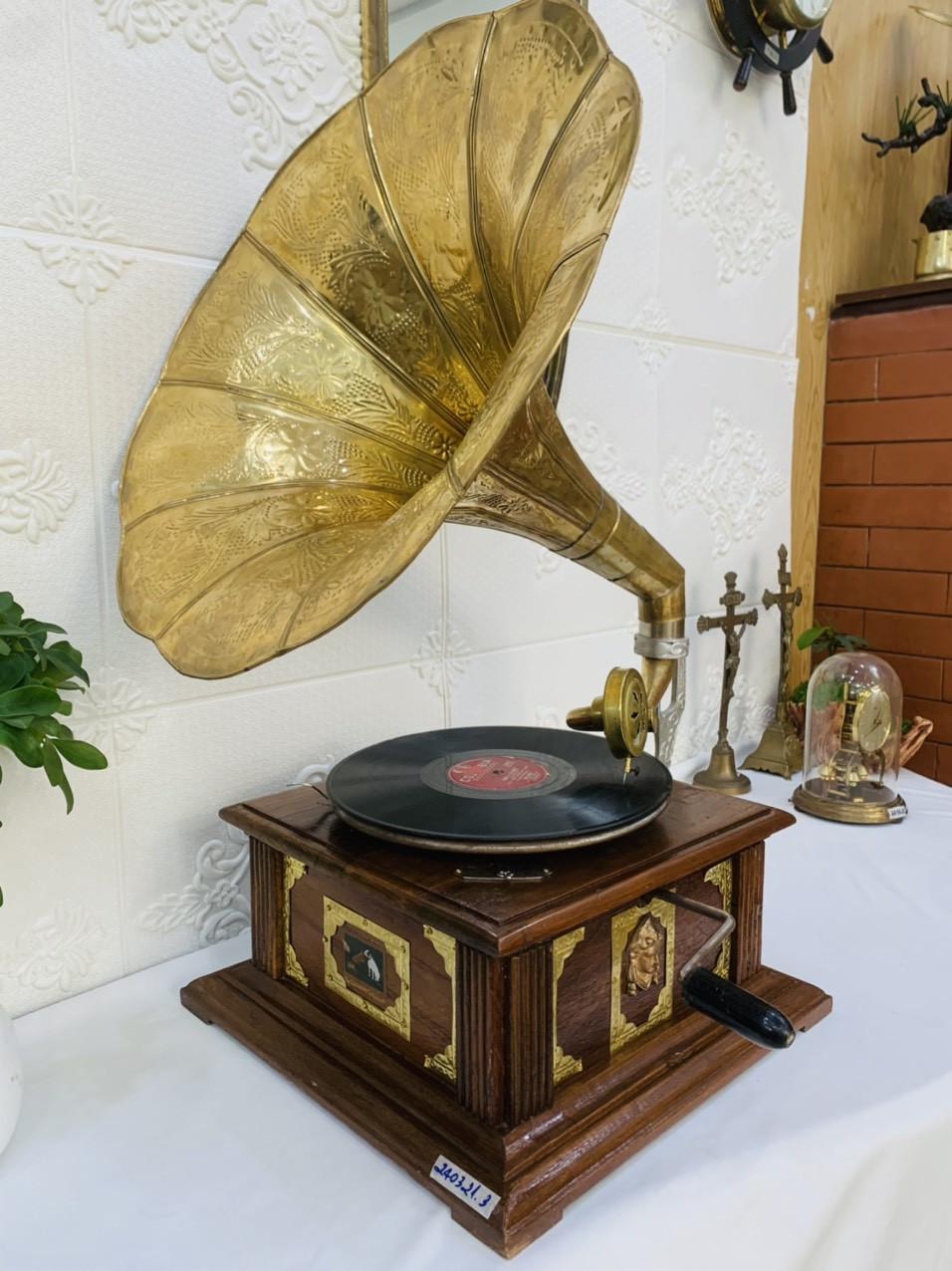 Máy hát Gramophone cổ điển – Chó ngửi kèn