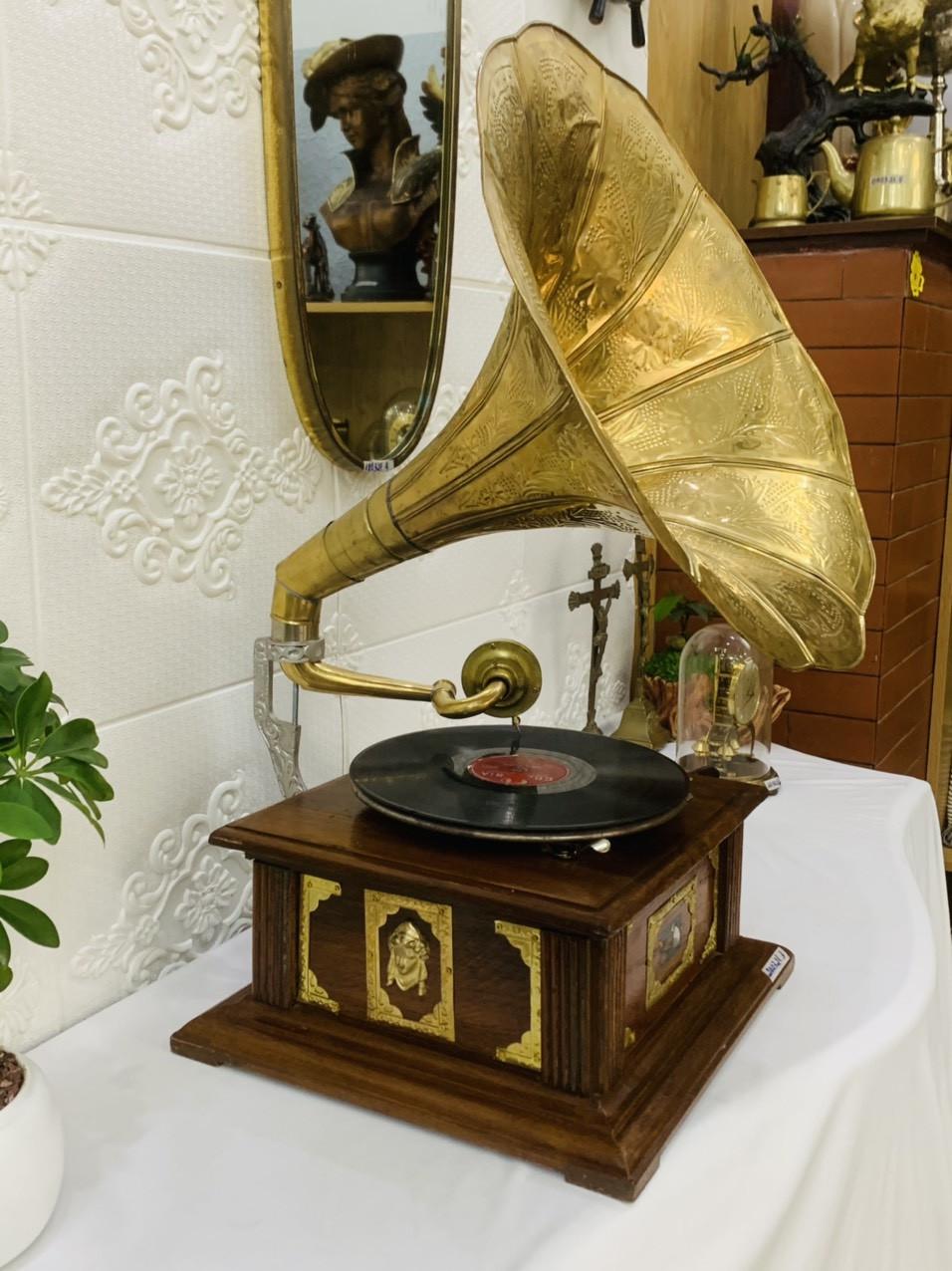 Máy hát Gramophone cổ điển – Chó ngửi kèn