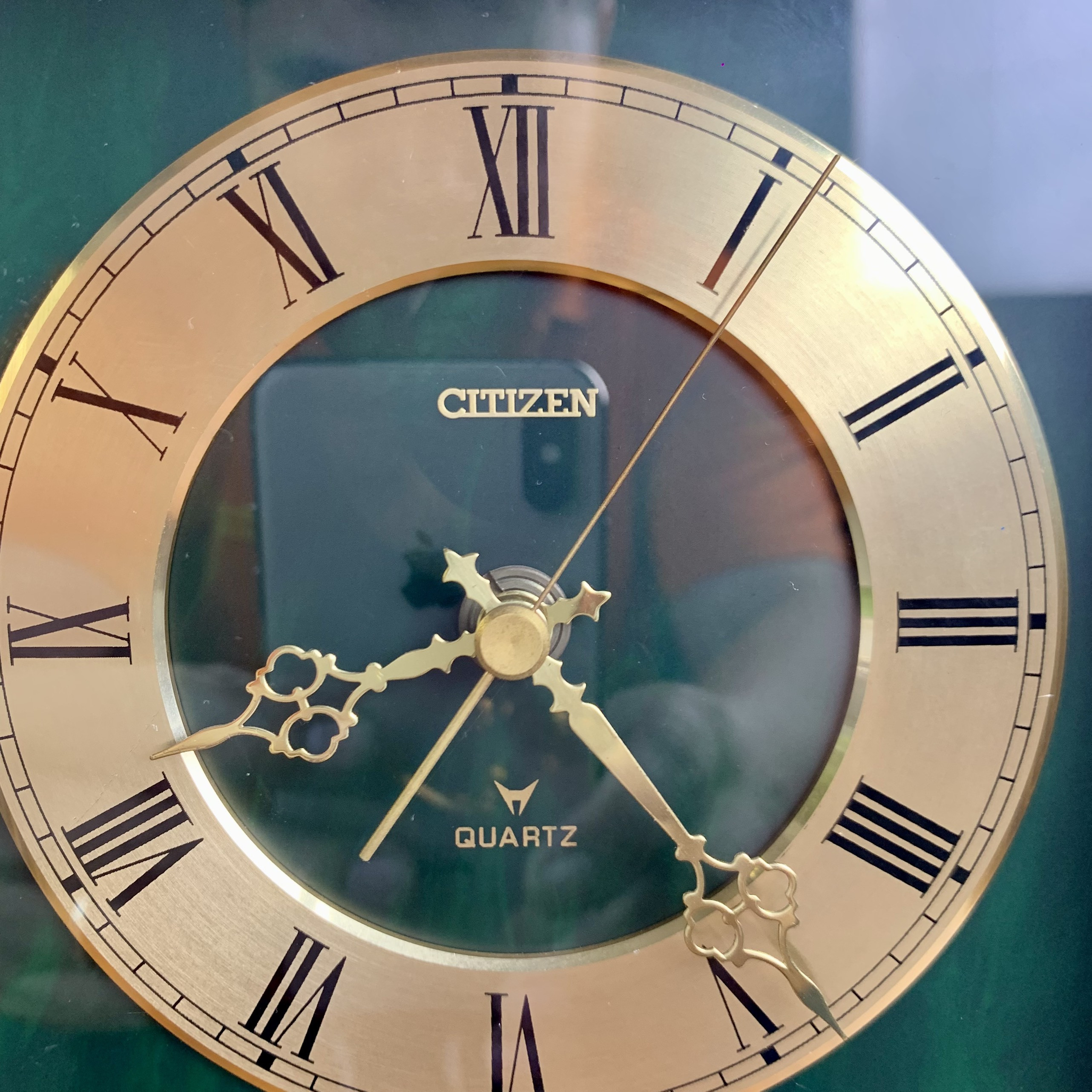 Đồng hồ bàn CITIZEN quartz màu xanh rêu sơn thủy