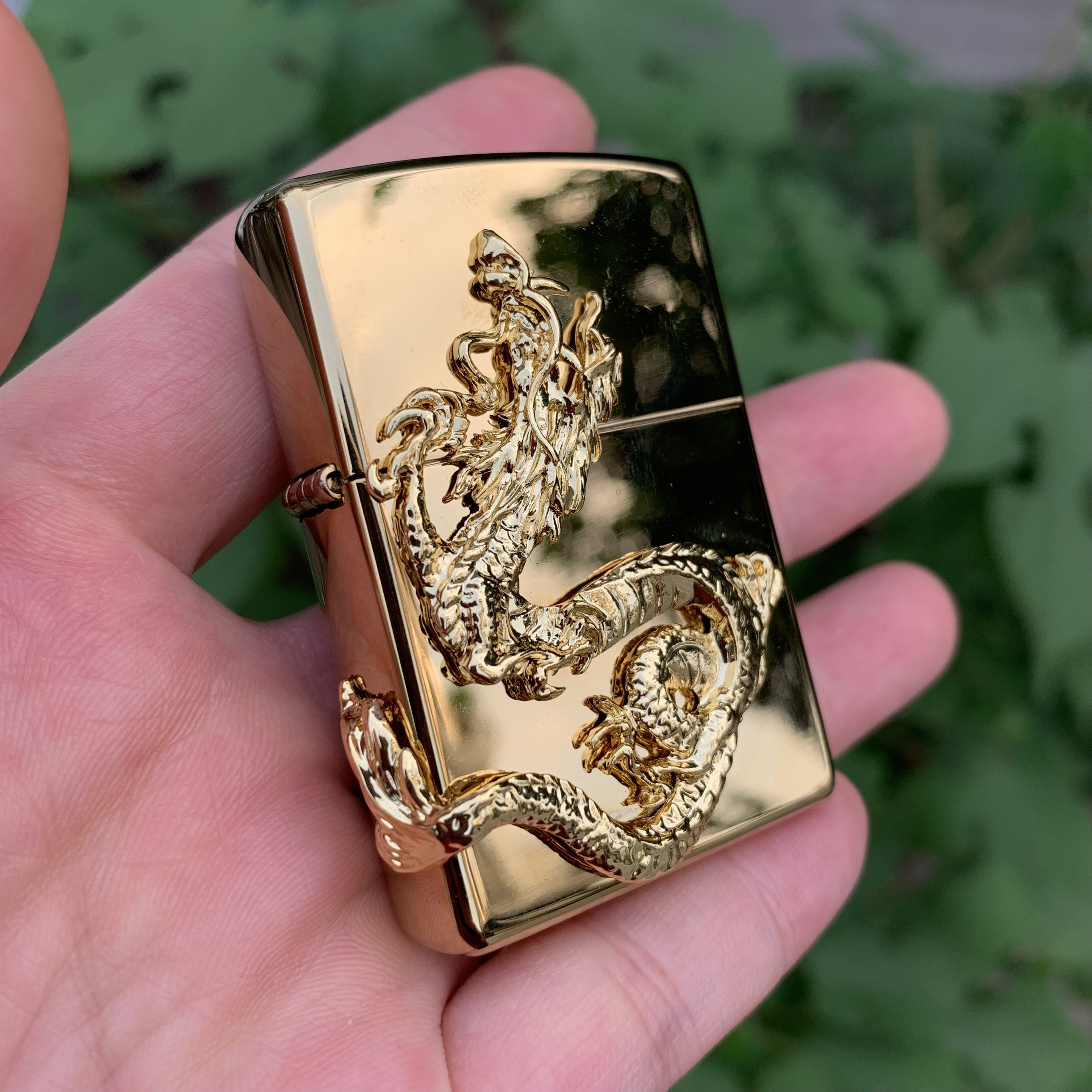 Bật lửa Zippo thiết kế rồng vàng độc đáo