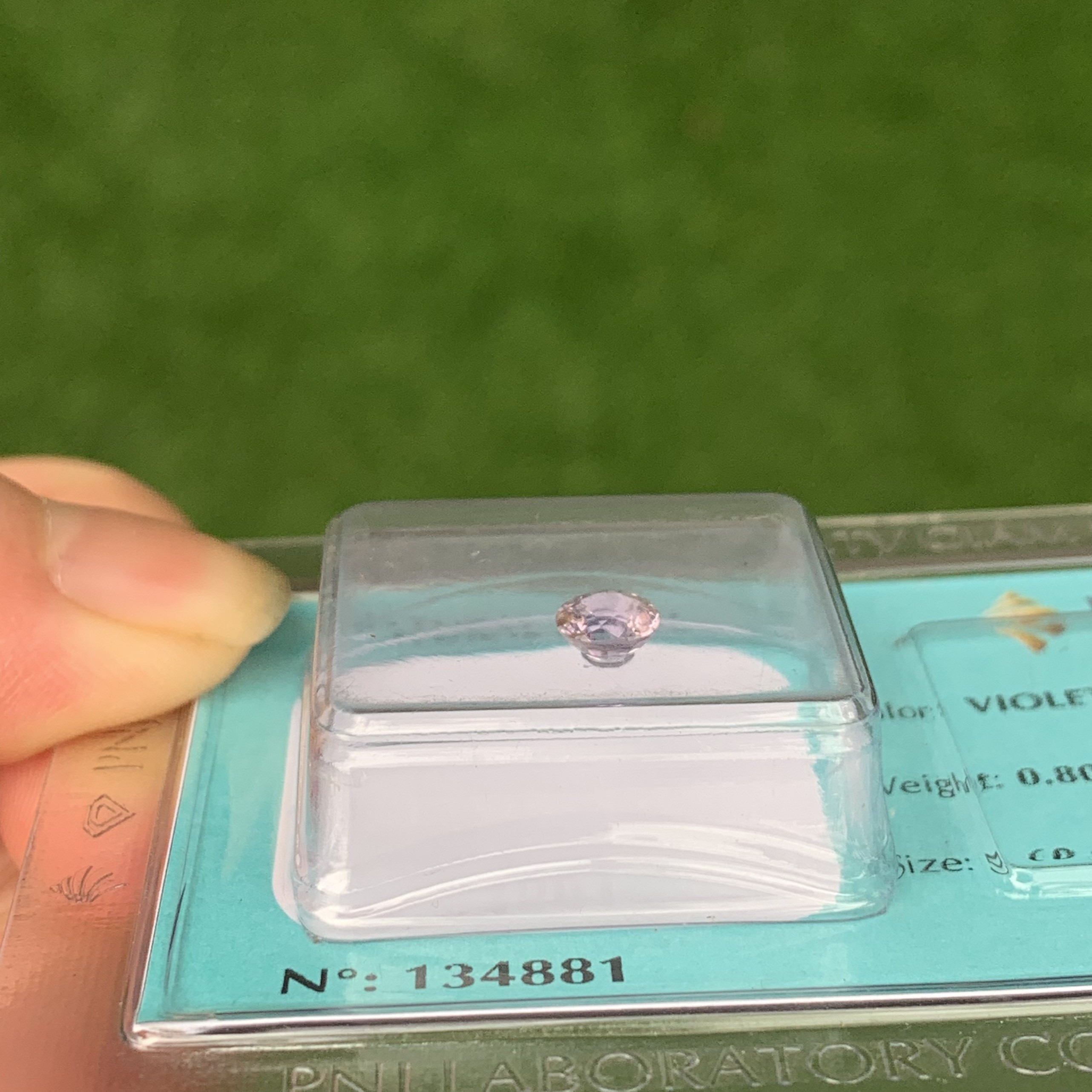 Viên đá Spinel tím thiên nhiên khai thác tại Lục Yên