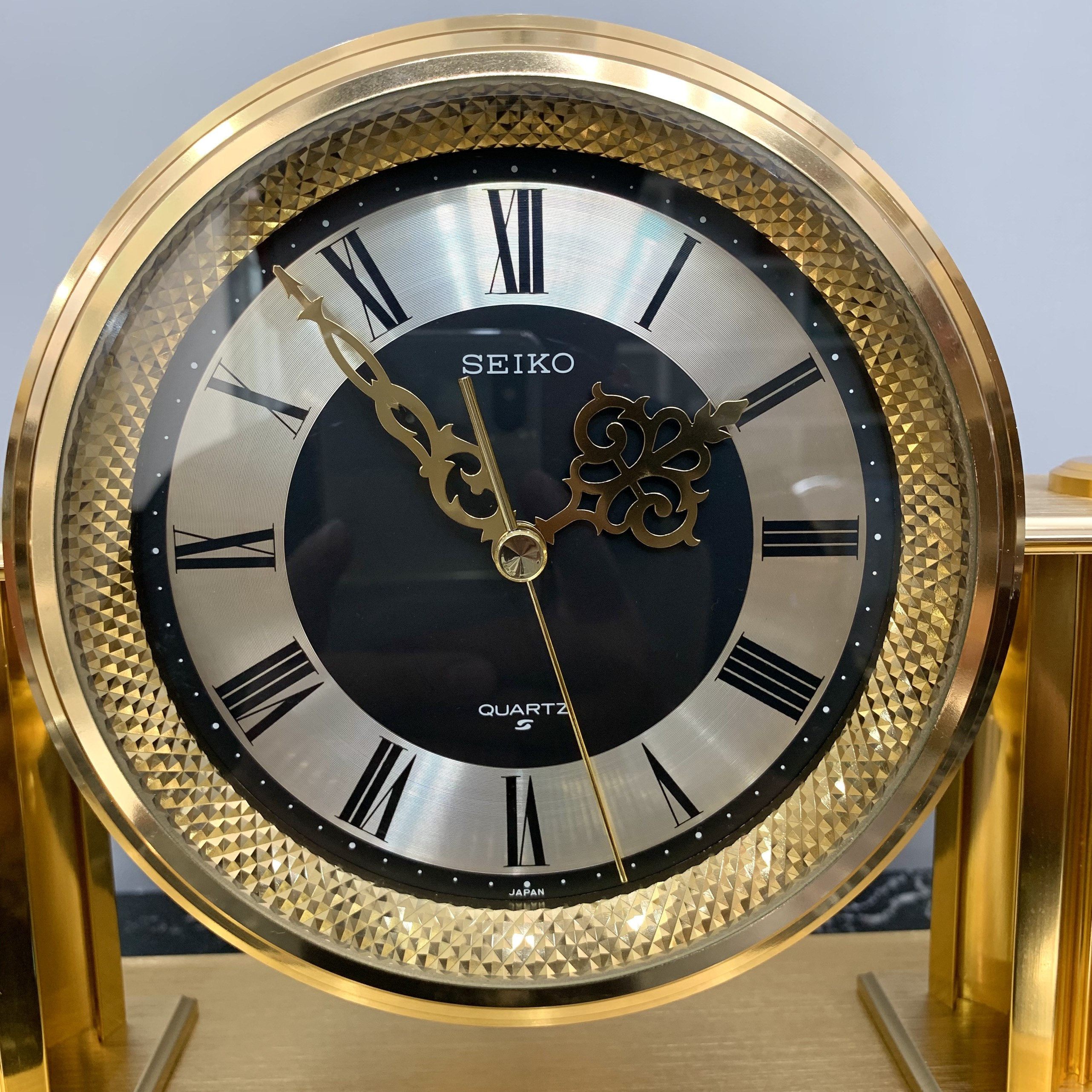 Đồng hồ để bàn vai bò Seiko máy pin kim trôi