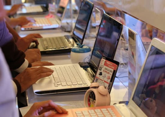 Khan hàng, giá laptop tăng theo ngày tại Việt Nam
