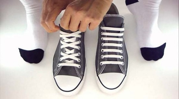 Cách buộc dây giày xỏ chồng lên nhau