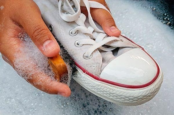Bật mí cách giặt giày Converse không bị ố vàng đơn giản hiệu quả 2