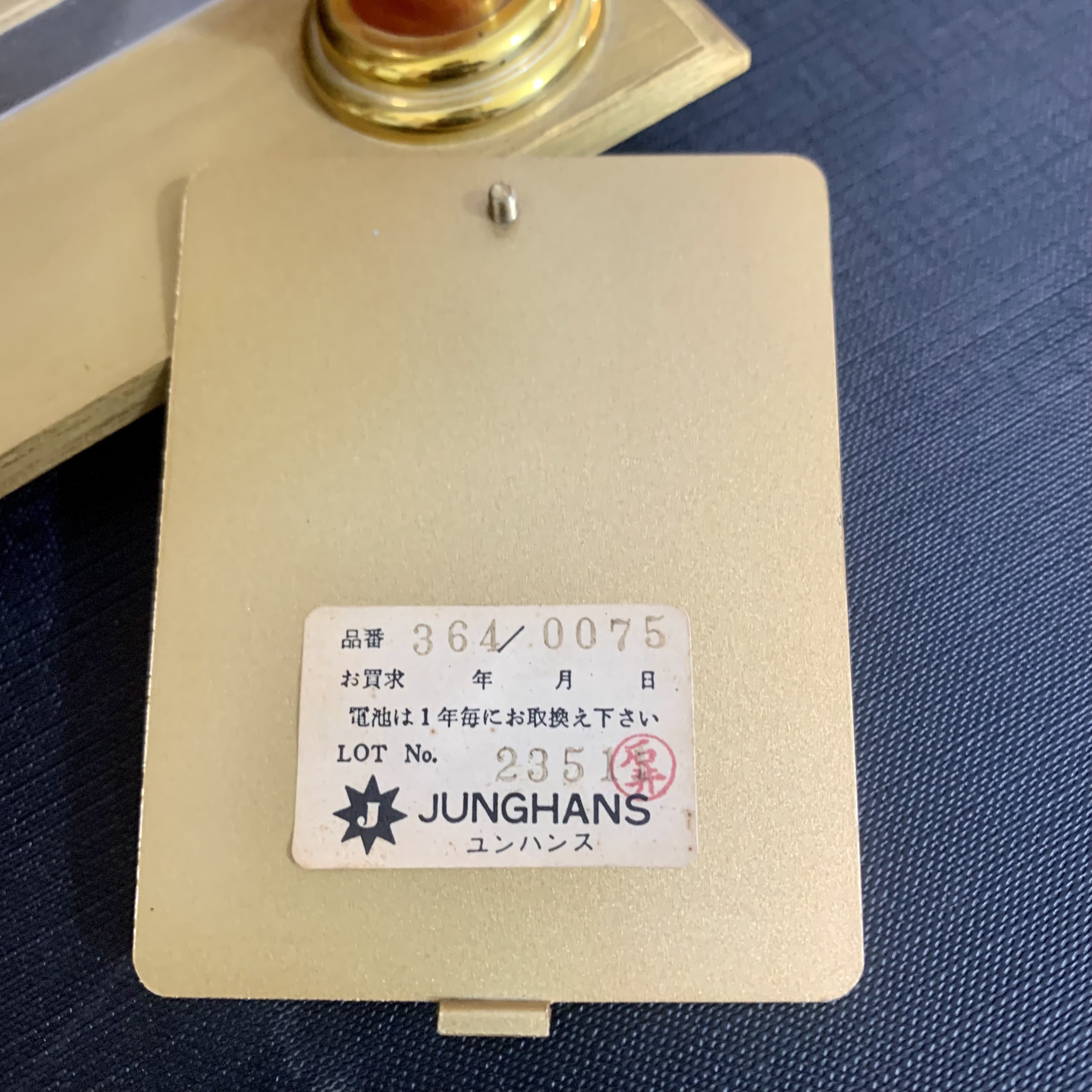 Đồng hồ để bàn Junghans quartz 4 trụ vân đá