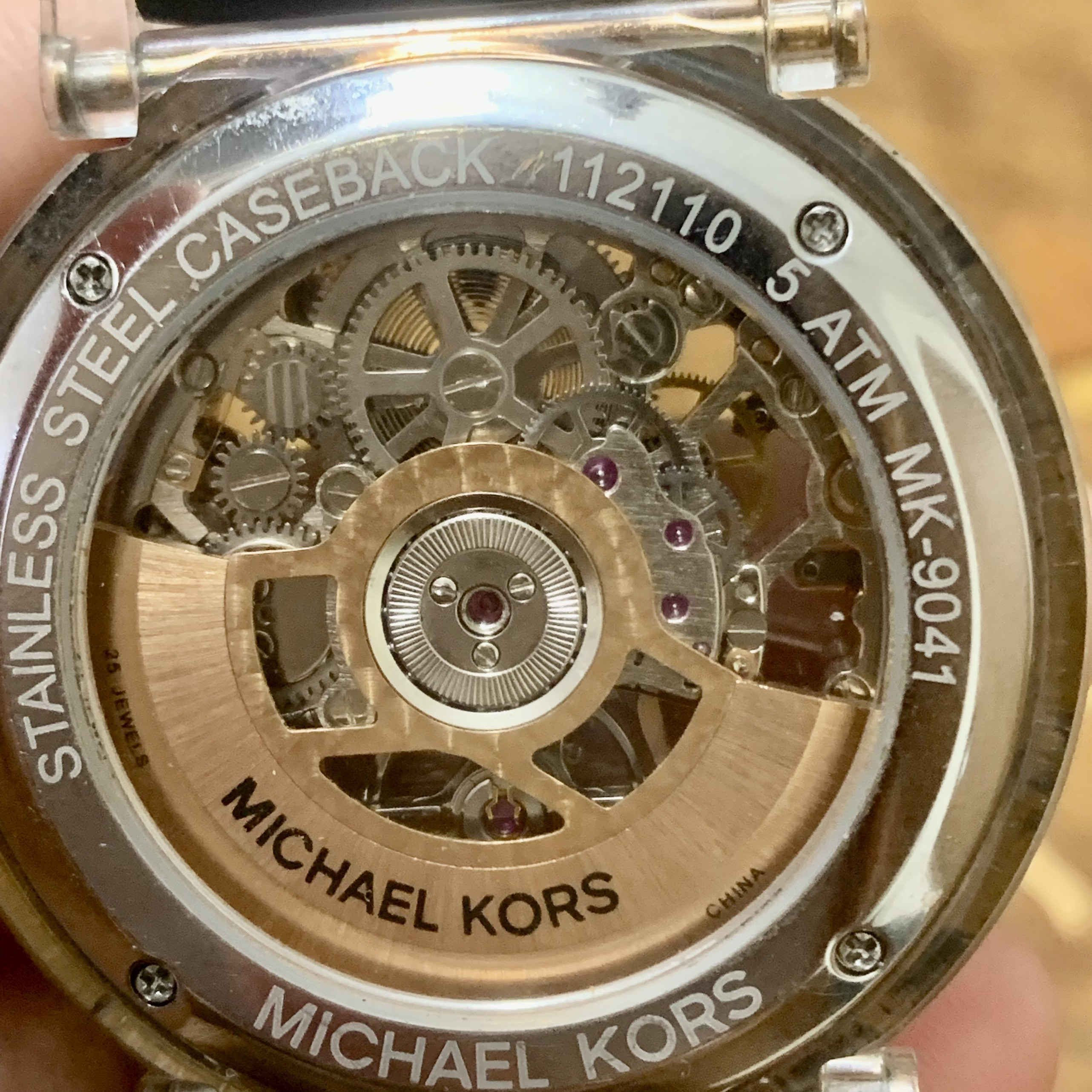 Đồng hồ đeo tay nam Michael Kors MK-9041 lộ mặt lộ đáy